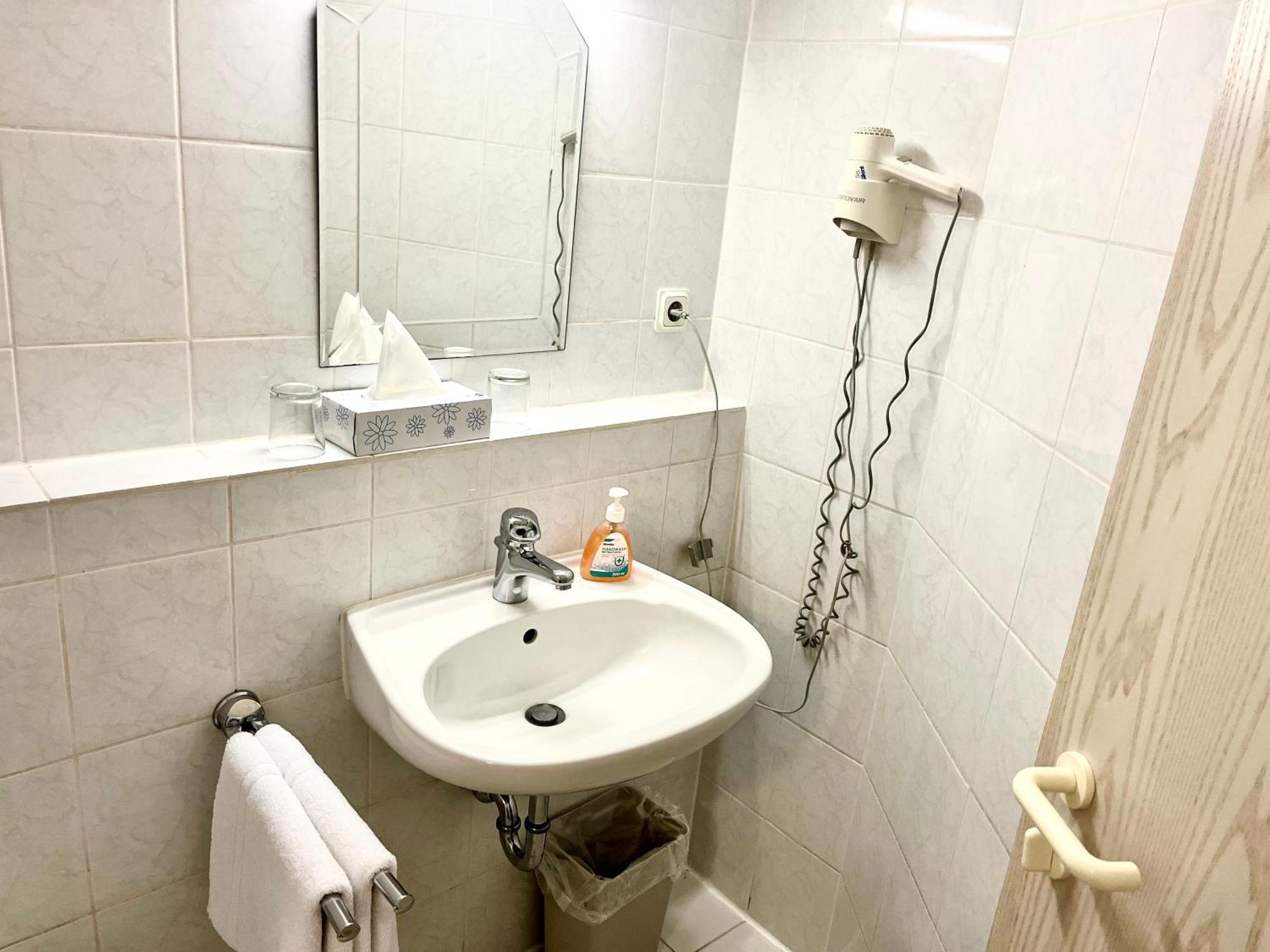 Hotel Garni Am Schäfersberg Niedernhausen Exteriör bild