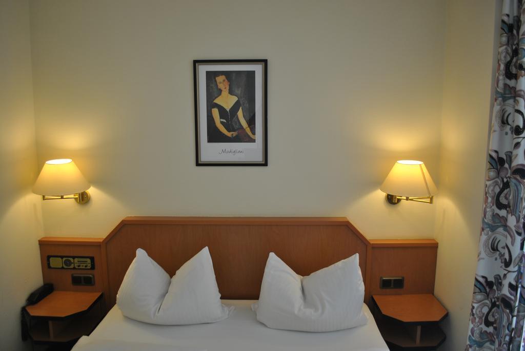 Hotel Garni Am Schäfersberg Niedernhausen Rum bild