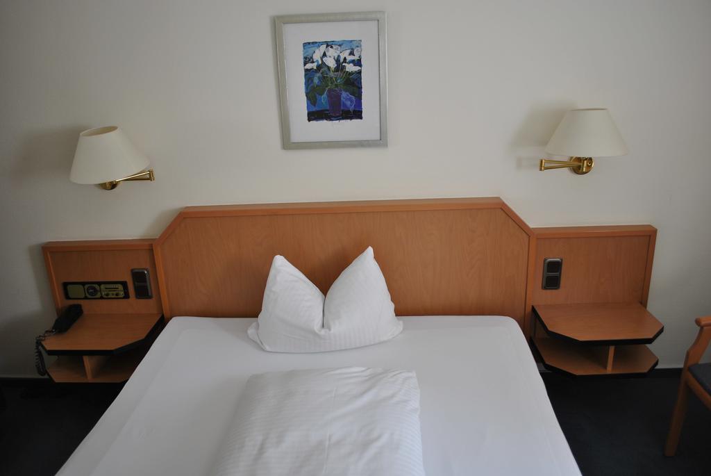 Hotel Garni Am Schäfersberg Niedernhausen Rum bild