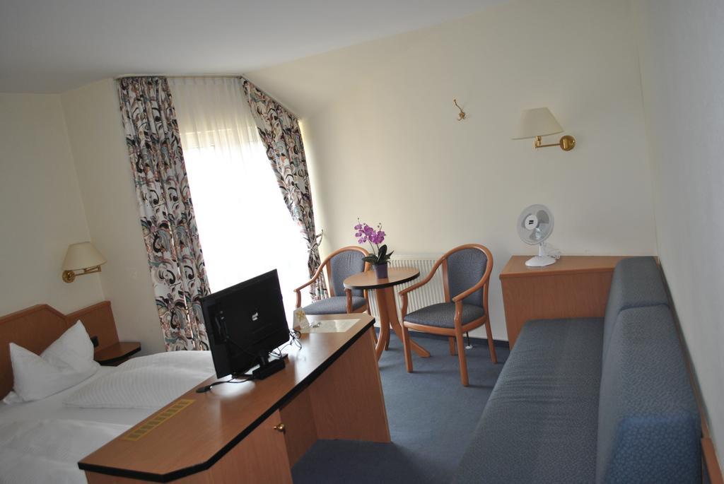 Hotel Garni Am Schäfersberg Niedernhausen Exteriör bild